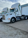 2013 Peterbilt 386 Day Cab Shows 695K miles 10 speed transmission runs & drives clean title