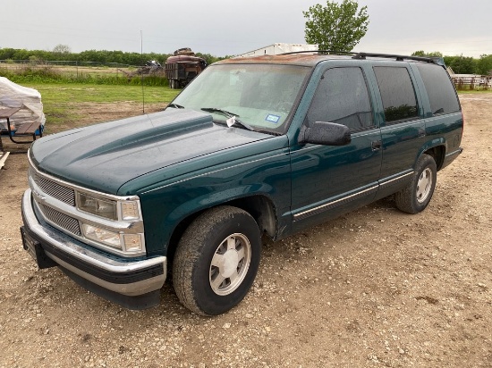 1995 Chevy Tahoe Green Shows 256K runs & drives clean title