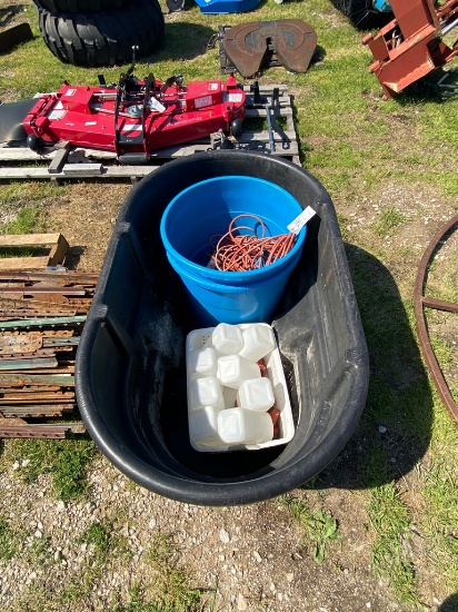 100 Gallon rubbermaid Tub with 2 Feed Buckets,heat lamps,bottles,extenion cords