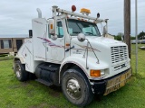 1995 International 8100 Toter truck, cummins engine, runs & drives, miles show 013873.5