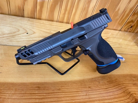 Smith & Wesson M&P 9MM M2.0 4-17 round Mags,3 grips & hard Case SN#SBM3681