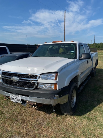 2007 Chevy 2500 HD White Crew Cab Gas 2WD Shows 359K Cranks & runs, clean title