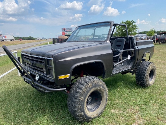 1986 Chevy C10 4911 Miles 5.7 Liter V8 Automatic Transmission, bucket Seats, Trick flow valve cover