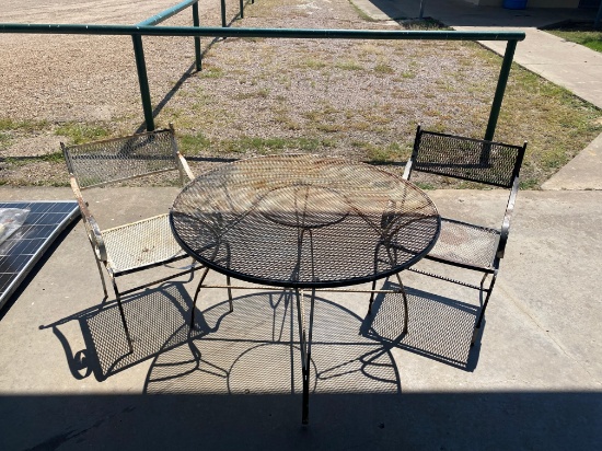 2 Metal Chairs with Metal Table