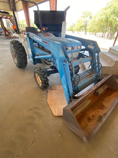 Ford 1520 4x4 1305 hrs Diesel Tractor,Shuttle Shift trans,has power steering,, front loader attachme