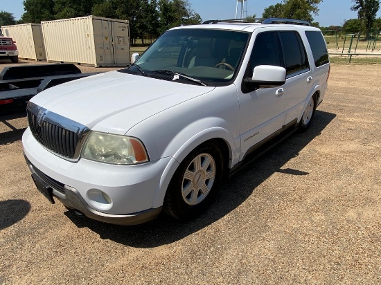 2004 Lincoln Navigator white cranks & runs runs rough Clean title