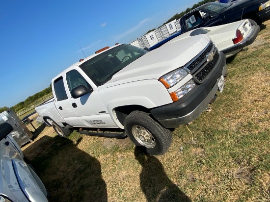 2007 Chevy 2500 HD White crew Cab Gas 2WD shows 359K Cranks & drives clean title
