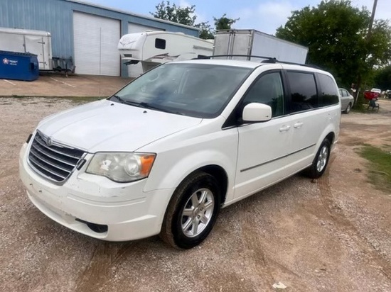 2009 Town Country Van Runs and moves
