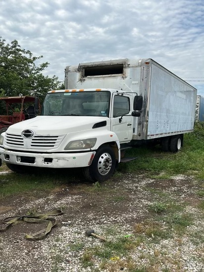 2006 Box truck very low miles runs good no issues
