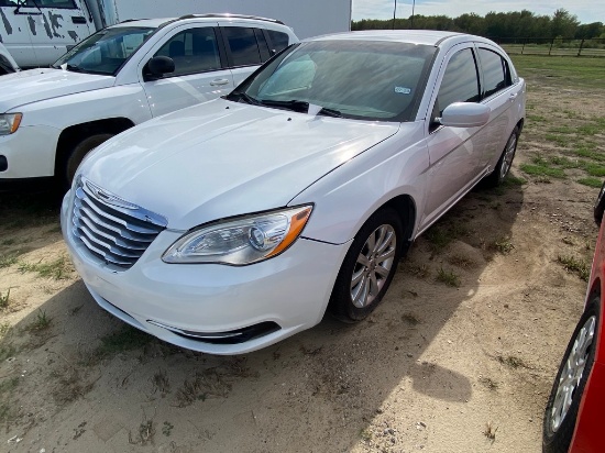 2014 200 Chrysler New tires, cold ac 184,273 miles has clean title