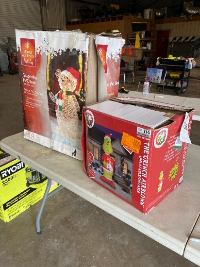 Grinch Inflatable & christmas bear décor