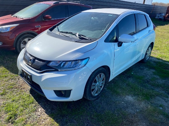 2016 Honda Fit Shows 93 Miles runs & drives AC , has clean title