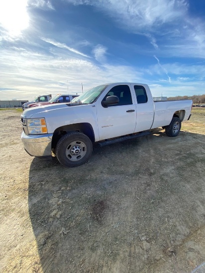 2012 Chevy 2500 HD Ex Cab 2WD Shows 216K runs & drives clean title