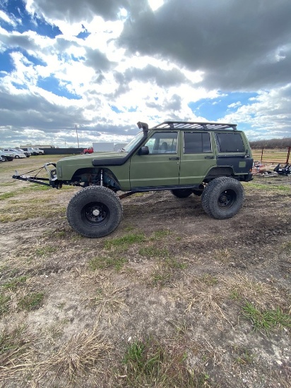 1997 Jeep Cherokee, 09 Ford F350 Axles 37" Tires, 8" lift no motor, manuel trans in back, clean titl