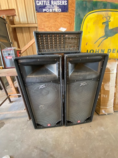 2 Peavy DJ Speakers & Peavy XR 600 Miter Amp