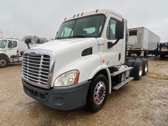 2019 Freightliner Day Cab Automatic trans only 152K Like new Runs & Drives