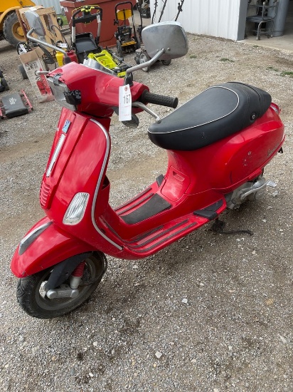 Vespa Moto Scooter runs