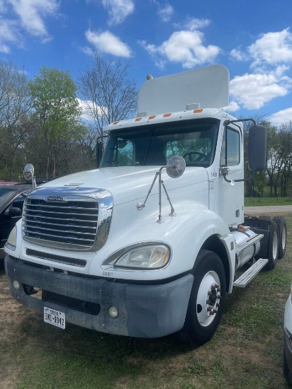 2006 Freightliner Day Cab 372K miles Detroit Series 60 Diesel engine 10 speed trans Runs & drives cl