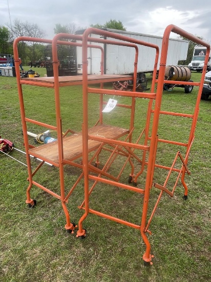 2 rolling Shelves