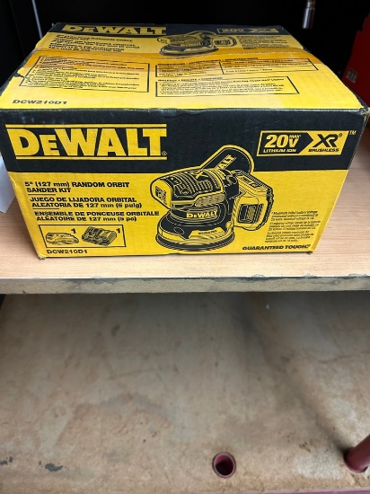 New Dewalt 5" random Orbit Sander Kit with battery & charger