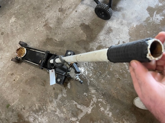 Hydraulic floor jack
