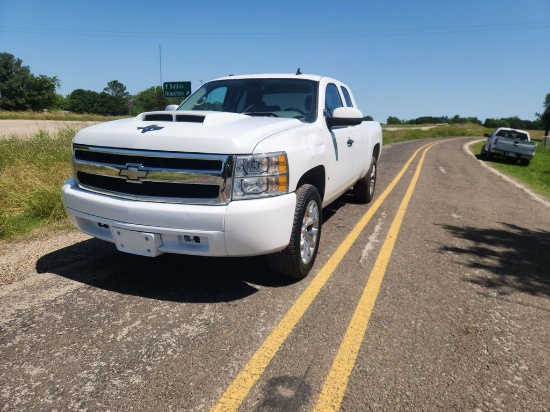 2008 Silverado 1500 Clean title Runs and Drives cold AC 180K miles