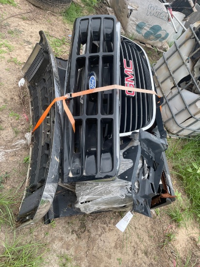 Pallet of GMC/Ford Grills & Dash Replacements