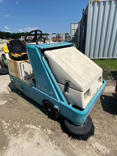 Tennant 6400 Gas Parking lot sweeper works with 547 hrs