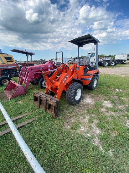 Kubota R420 Articulating loader 3900 hrs comes with forks & bucket
