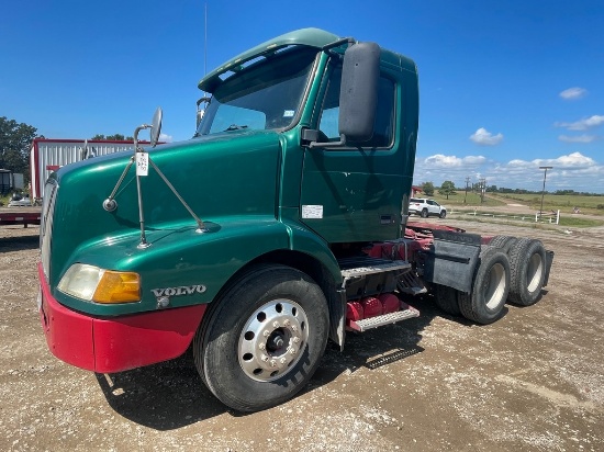 2003 Volvo Day Cab 9 speed trans volvo diesel engine runs & drives lots of new parts has AC vin#4V4M