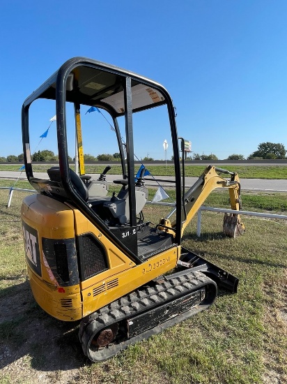 Cat 301.4C 1540 Hrs Retractable Tracks swing boom, 3rd Function on arm, push blade, works all the wa