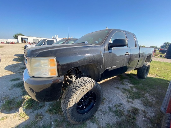 2008 Chevy Silverado 1500 Runs & drives Engine light is on, the evap code, clean title