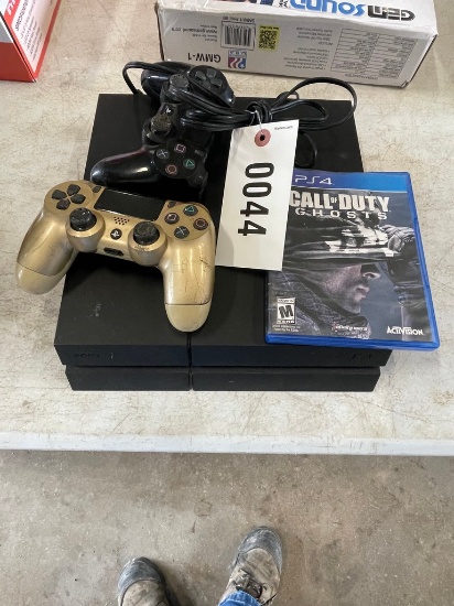Playstation 4 2 controllers,1 game
