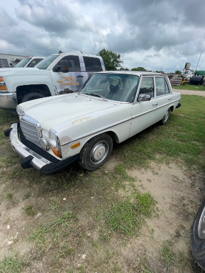 1975 Mercedes Benz 240 Diesel Engine with title miles 115,117 Vin#060320