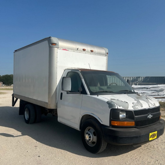 2012 Chevrolet Express White Box Truck runs & drives 112,619 Miles Vin#1GBDG2CG6C1128391