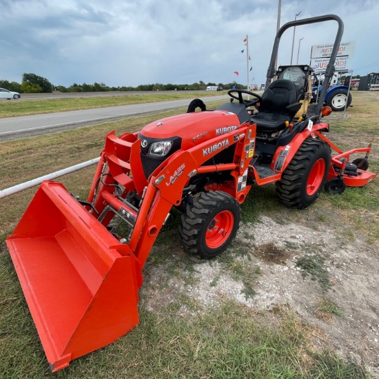Kubota B2301 4WD Diesel Tractor 61 Hrs like new, Kubota LA435 Swift-Tack Front Loader attachment & L
