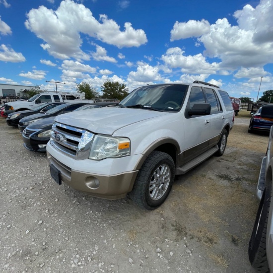 2013 Ford Expedition XLT White 261K miles Leather Sunroof 3 row seats, runs and drives Clean title V