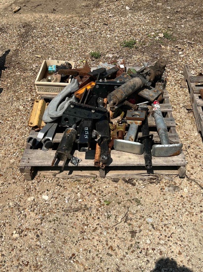 Pallet of Misc. Trailer Jacks, Top Links, ect.