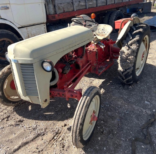 Ferguson 2 WD Tractor - Didn't get started - Has nearly new rubber on the back