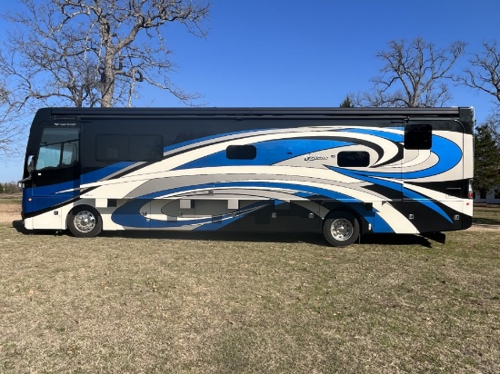 2017 Fleetwood - Discovery LXE - Floorplan: 40D (Class A) Motorhome - Only 28K miles - Very Clean