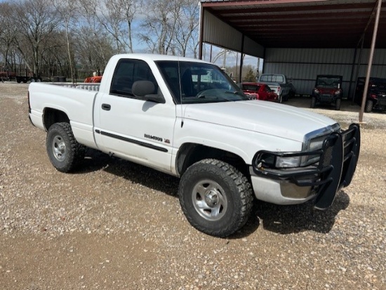 2001 Dodge 1500 SWB - 5-speed Transmission V8 Motor - 258K miles - 4x4 - Comes with Title