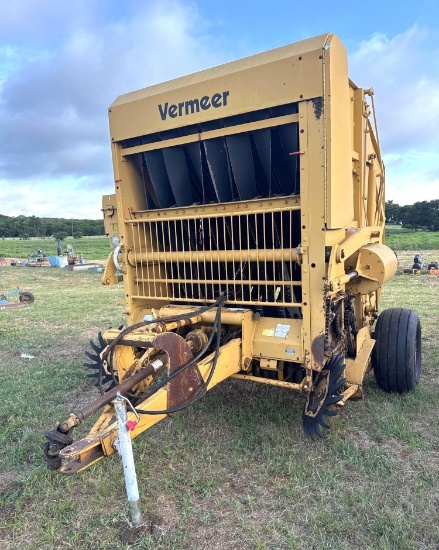 Vermeer 605 Super J Round Baler