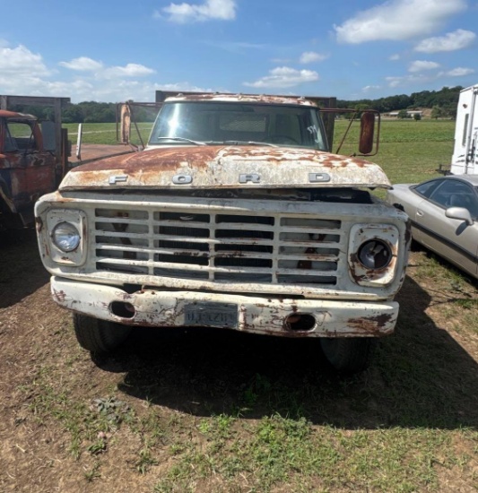 1976 Ford F-700 Flatbed Truck - Has Dump Bed - Has Motor and Transmission