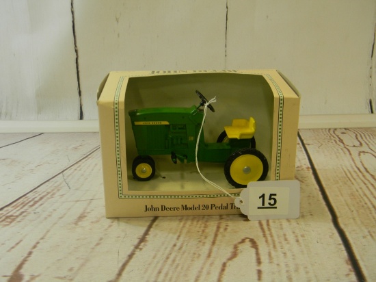 ERTL JOHN DEERE MODEL 20 PEDAL TRACTOR