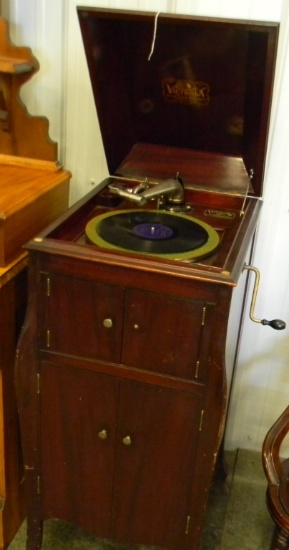 VICTROLA STYLE V V - X PHONOGRAPH