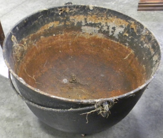 27" CAST IRON KETTLE