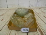 FLAT OF CLEAR GLASS DISHES