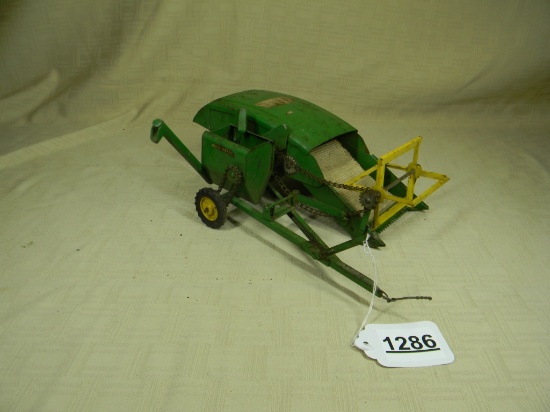 JOHN DEERE PULL TYPE COMBINE