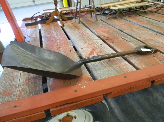 WOOD HANDLE SCOOP SHOVEL