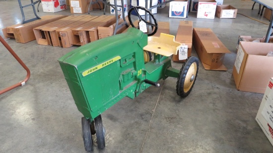 ERTL JOHN DEERE 20 SERIES PEDAL TRACTOR